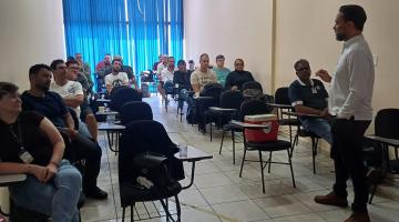 pessoas sentadas em sala de aula #paratodosverem