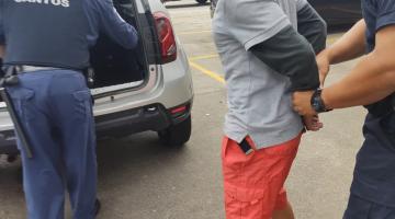 guarda municipal segura homem pelas mãos cruzadas nas costas. #paratodosverem