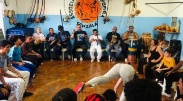 pessoas reunidas em roda com instrumentos musicais #paratodosverem