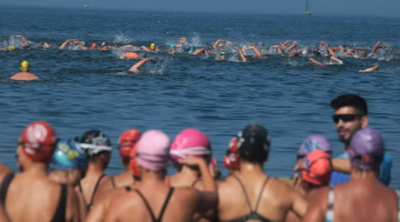 Largada do Santista de Águas Abertas. #Paratodosverem.