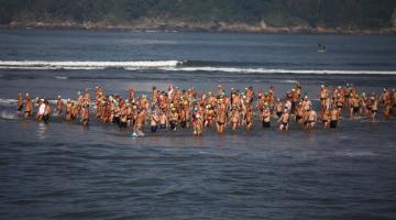 muitos nadadores no mar #paratodosverem
