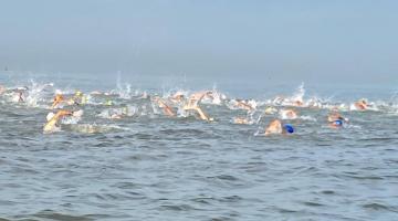 pessoas nadando no mar #paratodosverem 