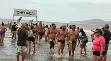 nadadores saindo da ágia após competição #paratodosverem 