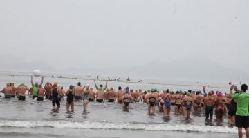 atletas entrando no mar #paratodosverem 