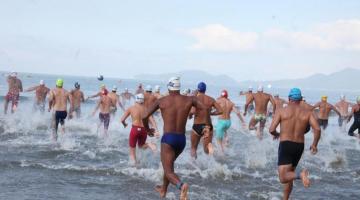 nadadores entrando na água #paratodosverem