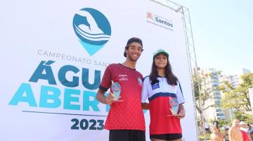 Vencedores no masculino e feminino exibem troféus. #pratodosverem