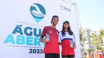 Vencedores no masculino e feminino exibem troféus. #pratodosverem