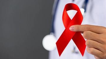laço vermelho que representa a luta contra o HIV. #paratodosverem