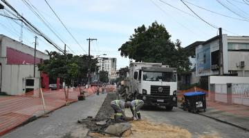 obra em rua com homens e máquina trabalhando. #paratodosverem