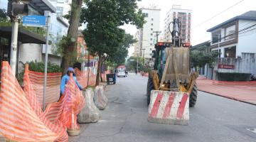 máquina atuando na obra #paratodosverem 