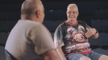 sambista é entrevistado #paratodosverem 