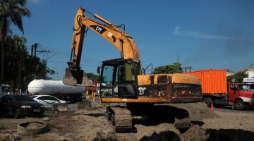 máquina atuando na obra #paratodosverem 