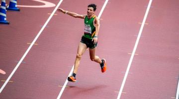 atleta comemorando medalha na pista nos jogos paralimpicos #paratodosverem