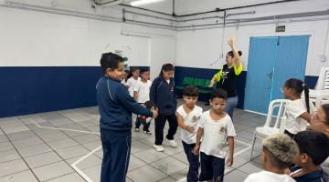 alunos brincam aprendendo sobre trânsito #paratodosverem