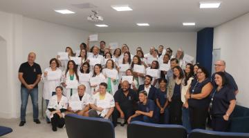 professores mostram certificados #paratodosverem