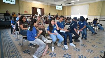 alunos parados no auditório aguardando encontro #paratodosverem