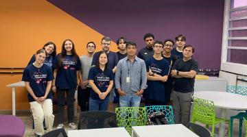 representante da prefeitura com alunos #paratodosverem