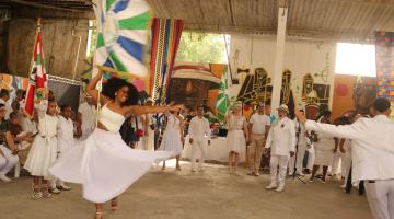 pessoas sambando no evento #paratodosverem