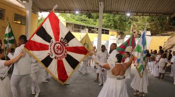 pessoas sambando no evento #paratodosverem