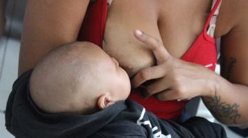 Foto em close de criança mamando no peito. #paratodosverem