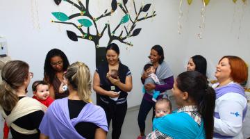 Mães aprendem técnicas de relaxamento para bebês em Santos