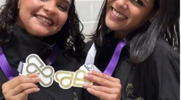 bailarinas mostram medalhas