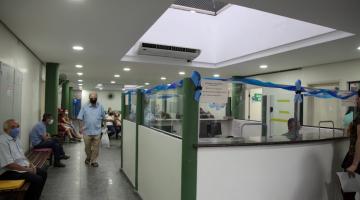 Saguão do ambulatória com pessoas sentadas #paratodosverem