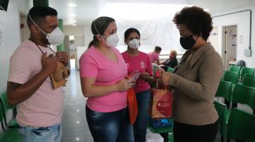 Mulher recebe panfleto de profissional #paratodosverem