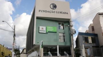 a fachada do ambesp. No frontão se lê Fundação Lusíada. #paratodosverem