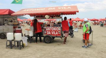 ambulante de bebidas na praia. #paratodosverem 