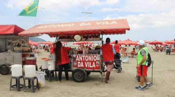 ambulante trabalhando na praia #paratodosverem 