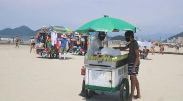 ambulante atuando na praia #paratodosverem