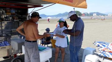 Lixeira em formato de peixe para recicláveis será entregue neste sábado na praia