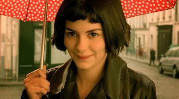 em cena de filme, mulher está com guarda chuva #pracegover 