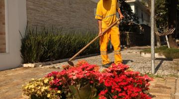 Profissional realiza limpeza em calçada com flores. #pratodosverem