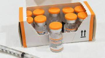 ampolas de vacina contra a covid para crianças, com tampa na cor laranja. #paratodosverem