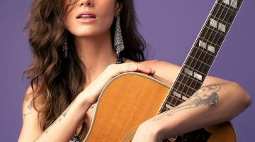 cantora ana cañas segura violão #paratodosverem