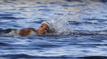 nadadora dando braçada em mar #paratodosverem