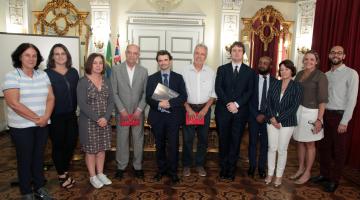 A comitiva belga com representantes do governo municipal no salão nobre do paço. #Paratodosverem