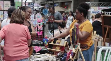 Primeira edição da Feira Criativa na Rua incentiva o consumo sustentável no Centro de Santos