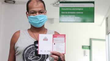 paciente mostra carteira de atendimento #paratodosverem