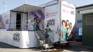Carreta estacionada em rua. Local tem acesso por escada. #Pracegover