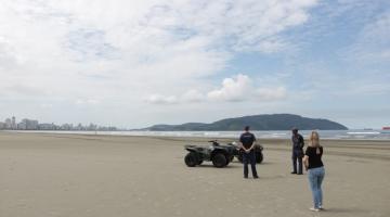 dois guardas em praia vazia #paratodosverem 
