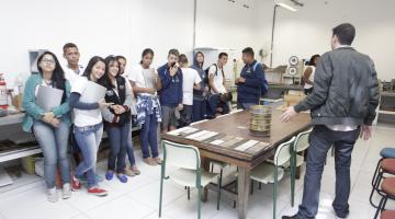 Feira mostra oportunidade de carreiras e cursos para alunos da rede municipal