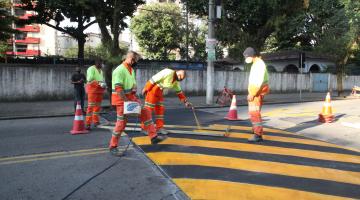 operários pintam lombada nova #paratodosverem