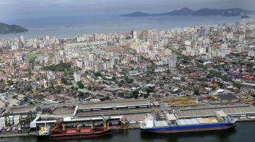Curso gratuito para jovens apresenta o universo da logística portuária em Santos
