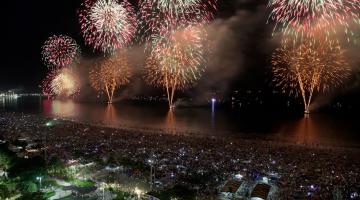 Queima de fogos na orla da praia com grande público #paratodosverem