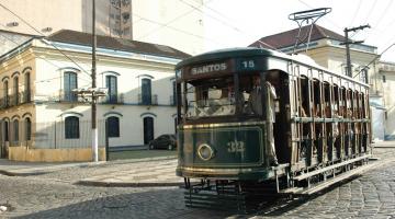 bonde andando em frente a casarão histórico #paratodosverem