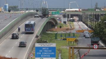 carros passando por viaduto #paratodosverem 