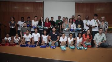 Vencedores de feira de ciências e olimpíada de matemática são premiados em Santos